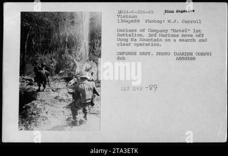 Les Marines de la compagnie 'Hotel' 1e Bataillon, 3e Marines mènent une opération de recherche et de nettoyage alors qu'ils se déplacent au large de la montagne de Dong Ha pendant le combat au Vietnam. Cette photographie a été prise le 13 septembre 1969 par W.J. Carroll. C'est une photo officielle du ministère de la Défense prise par le corps des Marines. Banque D'Images