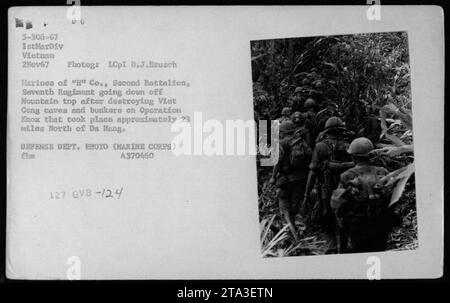 Les Marines de 'H' Co., deuxième bataillon, septième régiment descendant d'un sommet de montagne après avoir éliminé les grottes Viet Cong et les bunkers au cours de l'opération KNOX, qui s'est produite à environ 23 miles au nord de Da Nang le 2 novembre 1967. Cette photographie a été prise par le Lcpl D.J. Brusch et provient de la collection des activités militaires américaines pendant la guerre du Vietnam. DEPT. DÉFENSE PHOTO (MARINE CORPS) FHE A370460 127 GVB-/24. Banque D'Images