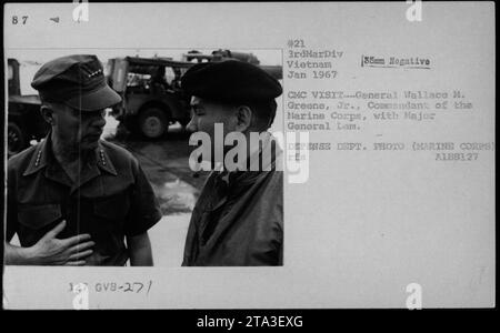 Le général Wallace M. Greene, Jr., commandant du corps des Marines, rend visite au major-général Lam au Vietnam en janvier 1967. L'image montre des officiers et des fonctionnaires comme Hubert Humphrey, le général William Westmoreland et le sénateur Harry F. Byrd. La photographie a été prise pendant les activités militaires américaines pendant la guerre du Vietnam. Banque D'Images