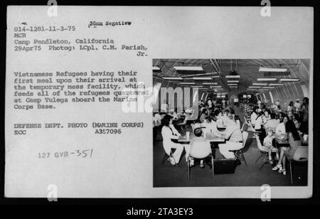 Le 29 avril 1975 - des réfugiés vietnamiens au camp MCB Pendleton, en Californie, sont vus prendre leur premier repas au mess temporaire. Cette installation fournit de la nourriture à tous les réfugiés hébergés au camp Tulega sur la base du corps des Marines. Claudia Cardinale, Nguyen CAO Ky, Rosemary Clooney et Betty Ford ont rendu visite aux réfugiés. Photo par Lcpl. C.M. Parish, Jr (Département de la Défense Photo - Marine corps) ECC 127 GVB-35/ Banque D'Images