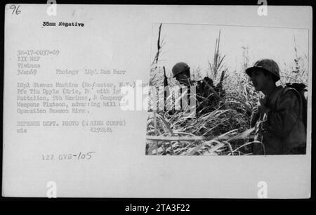 Les Marines américains de la compagnie B, peloton d'armes, s'engagent dans le combat lors de l'opération Dawson River le 3 janvier 1969. Photographiée par Don Barr et le Lcpl Stevan Hawkins, l'image montre des Marines sur une colline dans la région XIIe HAP du Vietnam. Cette photo du ministère de la Défense est étiquetée A192484. Banque D'Images