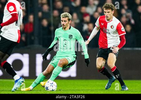 Rotterdam, pays-Bas. 28 novembre 2023. Rotterdam - Antoine Griezmann de l'Atletico Madrid, Mats Wieffer de Feyenoord lors de la 5e étape de la phase de groupes de l'UEFA Champions League entre Feyenoord et Atletico Madrid au Stadion Feijenoord de Kuip le 28 novembre 2023 à Rotterdam, aux pays-Bas. Crédit : photos boîte à boîte/Alamy Live News Banque D'Images