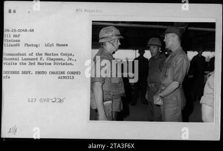 Le général Leonard F. Chapman, Jr., commandant du corps des Marines, visite la 3e division des Marines pendant la guerre du Vietnam le 11 janvier 1968. Sur cette photographie, il est représenté en train de parler avec des officiers et des fonctionnaires, dans le cadre de ses fonctions. L'image est une photo du Département de la Défense prise par le Lcpl Moore. Banque D'Images