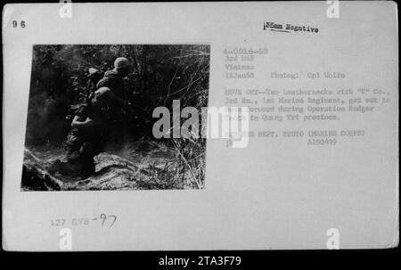 Les Marines de la compagnie 'K', 3e bataillon, 1e régiment de Marines, se préparent à avancer lors de l'opération Badger Tooth le 11 janvier 1968 dans la province de Quang Tri. La photographie, prise par le Cpl Wolfs et étiquetée GVB-97, fait partie d'une série documentant les activités militaires américaines pendant la guerre du Vietnam. Banque D'Images