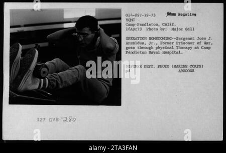 Le 16 avril 1973, le sergent Jose J. Anzaldua Jr., ancien prisonnier de guerre, reçoit une thérapie physique à l'hôpital naval du Camp Pendleton lors de l'opération Homecoming, marquant le rapatriement des prisonniers de guerre des Marines américains. Banque D'Images