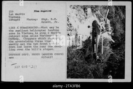 Les hélicoptères marins atterrissent à un petit avant-poste au Vietnam avec la roue arrière suspendue au-dessus des pentes. Cette image a été prise le 18 août 1965 par le SSgt. R.W. Savett Jr L'avant-poste est situé à neuf milles au nord-ouest de Da Nang et est approvisionné trois fois par semaine par ces hélicoptères. Banque D'Images