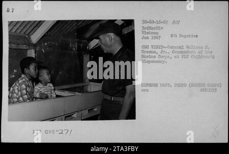 'Officiers et fonctionnaires visitant le dispensaire pour enfants du FLC, 1967. Sur la photo, Hubert Humphrey, Gen William Westmoreland, et Sen Harry F. Byrd sont vus avec le général Wallace M. Greene, Jr., commandant du corps des Marines. Cette visite faisait partie de leur tournée pendant la guerre du Vietnam. » Banque D'Images