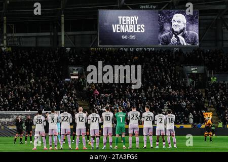 Une minute d'applaudissements est observée par les deux équipes en mémoire de Terry Venables, décédé à l'âge de 80 ans cette semaine avant le match du championnat Sky Bet Hull City vs Rotherham United au MKM Stadium, Hull, Royaume-Uni, le 28 novembre 2023 (photo de James Heaton/News Images) Banque D'Images