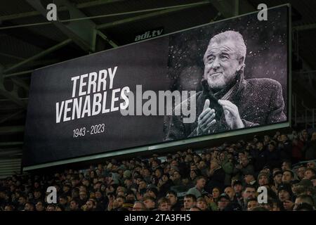 Une minute d'applaudissements est observée par les deux équipes en mémoire de Terry Venables, décédé à l'âge de 80 ans cette semaine avant le match du championnat Sky Bet Hull City vs Rotherham United au MKM Stadium, Hull, Royaume-Uni, le 28 novembre 2023 (photo de James Heaton/News Images) Banque D'Images