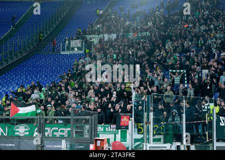 Rome, Italie. 28 novembre 2023. Supporters du Celtic FC lors du match du groupe E de l'UEFA Champions League entre le SS Lazio et le Celtic FC au Stadio Olimpico Roma le 28 novembre 2023 à Rome, en Italie. Crédit : Giuseppe Maffia/Alamy Live News Banque D'Images