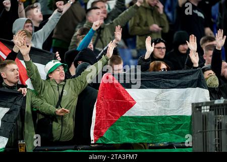 Rome, Italie. 28 novembre 2023. Supporters du Celtic FC lors du match du groupe E de l'UEFA Champions League entre le SS Lazio et le Celtic FC au Stadio Olimpico Roma le 28 novembre 2023 à Rome, en Italie. Crédit : Giuseppe Maffia/Alamy Live News Banque D'Images