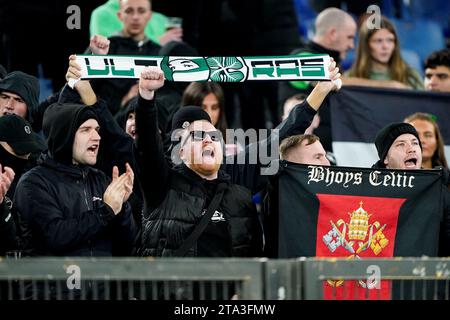 Rome, Italie. 28 novembre 2023. Supporters du Celtic FC lors du match du groupe E de l'UEFA Champions League entre le SS Lazio et le Celtic FC au Stadio Olimpico Roma le 28 novembre 2023 à Rome, en Italie. Crédit : Giuseppe Maffia/Alamy Live News Banque D'Images