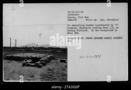 Une compagnie 'C' de l'équipe de débarquement du bataillon 1/3, construit un bunker de munitions à l'aérodrome de Danang le 20 mars 1965. La photographie montre le bunker au premier plan, avec la colline 327 visible en arrière-plan. L'image a été prise par le sergent Batchelor du corps des Marines des États-Unis. Banque D'Images