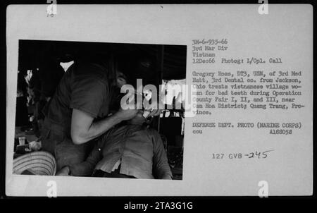 'L/CPL. Appeler Gregory Ross, un membre de 3rd Med Batt, 3rd Dental co. De Jackson, Ohio, fournit des soins dentaires à une femme vietnamienne ayant des problèmes dentaires pendant l'opération County Fair I, II et III La photographie a été prise le 12 décembre 1966, près du district de Cam Hoa, province de Quang Trung, Vietnam.' Banque D'Images