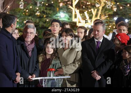 Anne Hidalgo, maire de Paris, se prépare à lancer les couleurs olympiques sur la façade de l’hôtel de ville de Paris, le mardi 28 novembre 2023, avec, de gauche à droite, Tony Estanguet, président du comité d’organisation des Jeux Olympiques et Paralympiques de Paris 2024 ; Thomas Bach, président du Comité International Olympique et Andrew Parsons, président du Comité International Paralympique. Hidalgo a déclaré qu'elle quittait X (ancien Twitter), accusant la plate-forme de répandre la désinformation et la haine et de devenir un «gigantesque égout mondial». Photo Maya Vidon-White/UPI . Banque D'Images