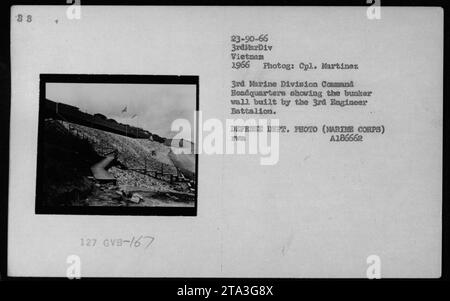 Quartier général du commandement de la 3e Division des Marines au Vietnam, photographié par le caporal Martinez en 1966. L'image montre un mur de bunker construit par le 3e bataillon du génie, servant de mécanisme de défense. Cette photo fait partie de la collection d'images documentant les activités militaires américaines pendant la guerre du Vietnam. Banque D'Images