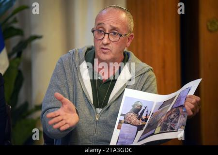 David Barr, l'israélien britannique, dont la belle-sœur Naomi a été assassinée par le Hamas lors de sa course matinale, prenant la parole lors d'une conférence de presse à l'ambassade d'Israël à Londres. Date de la photo : mardi 28 novembre 2023. Banque D'Images