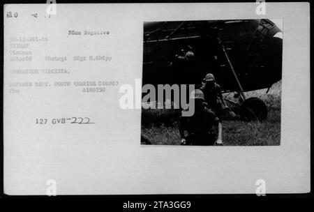 Une flotte d'hélicoptères UH-34 planent dans les airs pendant l'opération Virginia, Defense DEET au Vietnam. La photographie a été prise le 20 avril 1966 et montre les activités militaires des Marines des États-Unis. Il a été capturé par le SSgt. H. Shipp et étiqueté comme A169759 127 GVB-222 dans les archives photographiques des Marines. Banque D'Images