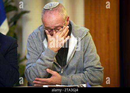 David Barr, l'israélien britannique, dont la belle-sœur Naomi a été assassinée par le Hamas lors de sa course matinale, prenant la parole lors d'une conférence de presse à l'ambassade d'Israël à Londres. Date de la photo : mardi 28 novembre 2023. Banque D'Images