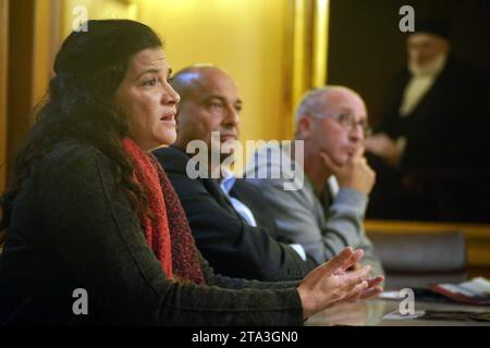 (Gauche-droite) Limor Sella-Broyde, Shahar Mor et l'israélien britannique David Barr dont la belle-sœur Naomi a été assassinée par le Hamas alors qu'elle courait le matin, parlant lors d'une conférence de presse à l'ambassade d'Israël à Londres. Date de la photo : mardi 28 novembre 2023. Banque D'Images