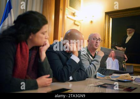 (Gauche-droite) Limor Sella-Broyde, Shahar Mor et l'israélien britannique David Barr dont la belle-sœur Naomi a été assassinée par le Hamas alors qu'elle courait le matin, parlant lors d'une conférence de presse à l'ambassade d'Israël à Londres. Date de la photo : mardi 28 novembre 2023. Banque D'Images