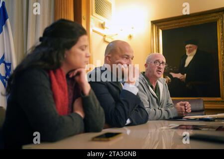 (Gauche-droite) Limor Sella-Broyde, Shahar Mor et l'israélien britannique David Barr dont la belle-sœur Naomi a été assassinée par le Hamas alors qu'elle courait le matin, parlant lors d'une conférence de presse à l'ambassade d'Israël à Londres. Date de la photo : mardi 28 novembre 2023. Banque D'Images