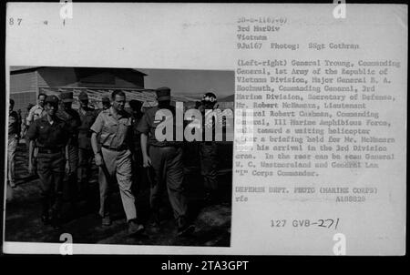 Des officiers et des officiels de haut rang, dont Hubert Humphrey, le général William Westmoreland et Sen Harry F. Byrd, sont vus sur cette photographie de 1967. Le secrétaire à la Défense Robert McNamara et le lieutenant-général Robert Cushman marchent vers un hélicoptère après un briefing organisé pour McNamara à son arrivée dans la région de la 3e division du Vietnam. Le général Troung et le général Lem sont également présents en arrière-plan. Banque D'Images