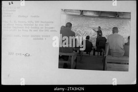 L'officier de l'USN, Austin D. T. H. Hoore, est informé par le 9th Marine Regiment 8-3 lors d'une visite d'inspection à Dong Ha et dans la zone DMZ au Vietnam le 2 juillet 1967. Cette photographie a été prise par un photographe de l'US Navy et fait partie de la collection du ministère de la Défense. Banque D'Images