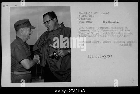 Photographie du général Wallace M. Greene, Jr., commandant du corps des Marines, et de Bob Gassaway, correspondant de presse associé, lors d'une visite à la guerre du Vietnam en janvier 1967. Cette image capture une réunion d'officiers et de fonctionnaires, dont Hubert Humphrey, Gen William Westmoreland et Sen Harry F. Byrd. Banque D'Images