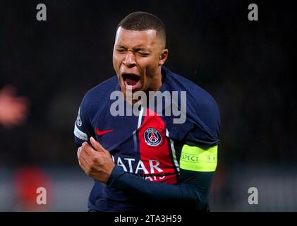 Kylian Mbappe du Paris Saint-Germain réagit lors du match du Groupe F de l'UEFA Champions League au Parc des Princes à Paris, France. Date de la photo : mardi 28 novembre 2023. Banque D'Images