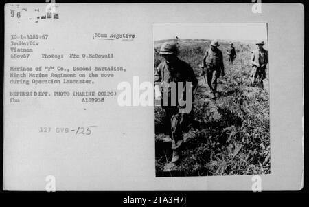 Les Marines de g Co., deuxième bataillon, neuvième régiment de Marines peuvent être vus sur cette photo en mouvement lors de l'opération Lancaster II le 6 novembre 1967. L'image a été capturée par le PFC O.McDowall, un photographe du corps des Marines, et elle dépeint un moment d'activité de combat pendant la guerre du Vietnam. Banque D'Images