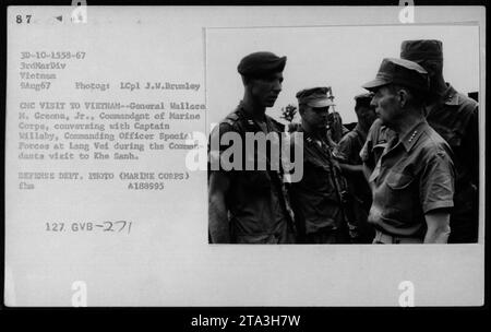 Le commandant du corps des Marines, le général Wallace M. Greene, Jr., est vu converser avec le capitaine Willaby, le commandant des forces spéciales à Lang Vei lors de la visite du commandant à Khe Sanh. La photographie date du 9 août 1967 pendant la guerre du Vietnam. Banque D'Images