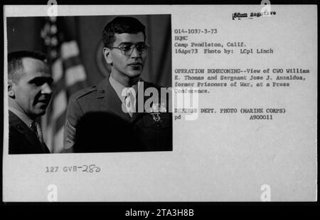 L'Adjuc William E. Thomas et le sergent Jose J. Anzaldua assistent à une conférence de presse au Camp Pendleton, en Californie, le 16 avril 1973, dans le cadre de l'opération Homecoming. L'événement met en lumière le rapatriement et la couverture médiatique des prisonniers de guerre des États-Unis de retour. Banque D'Images
