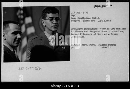 Les anciens prisonniers de guerre, l'Adjuc William E. Thomas et le sergent Jose J. Anzaldua, participent à une conférence de presse dans le cadre de l'opération Homecoming le 16 avril 1973. L'événement a eu lieu au Camp Pendleton, en Californie, et cette photographie a été prise par le lcpl Linch. C'est une photo du Département de la Défense du corps des Marines. Banque D'Images