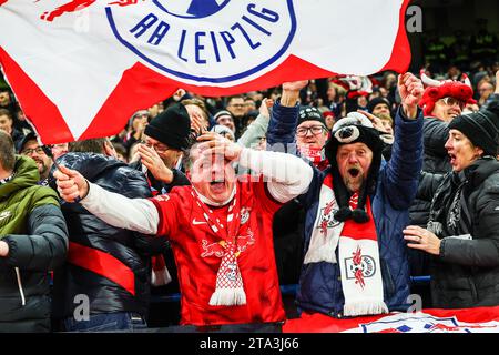 Manchester, Royaume-Uni. 28 novembre 2023. Les supporters du RB Leipzig célèbrent leur départ lors du match de groupe G Manchester City FC v RB Leipzig FC UEFA Champions League Round 1 au Etihad Stadium, Manchester, Angleterre, Royaume-Uni, le 28 novembre 2023 Credit : Every second Media/Alamy Live News Banque D'Images