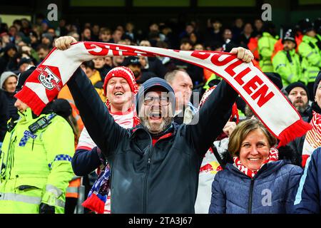 Manchester, Royaume-Uni. 28 novembre 2023. Les supporters du RB Leipzig célèbrent leur départ lors du match de groupe G Manchester City FC v RB Leipzig FC UEFA Champions League Round 1 au Etihad Stadium, Manchester, Angleterre, Royaume-Uni, le 28 novembre 2023 Credit : Every second Media/Alamy Live News Banque D'Images