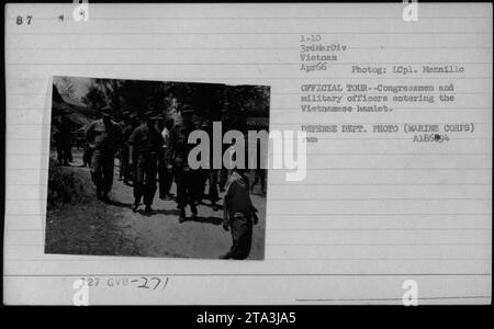 Les membres du Congrès et les officiers militaires embarquent pour une visite officielle d'un hameau vietnamien pendant la guerre du Vietnam. Sur cette photographie d'avril 1966, Hubert Humphrey, Gen William Westmoreland et Sen Harry F. Byrd sont à la tête du groupe. Cette image capture un moment des activités militaires américaines pendant la guerre. Banque D'Images