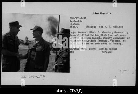 Le major général Edwin B. Wheeler, commandant général de la 1e Division des Marines, accueille le général William Rossoh, commandant adjoint du Commandement d'assistance militaire, Vietnam, au H111 55, situé à 13 miles au sud-ouest de Danang. Cette photographie a été prise le 6 février 1970, pendant la guerre du Vietnam. Légende : le major-général Wheeler souhaite la bienvenue au général Rossoh. Photo du ministère de la Défense, crédit au Sgt M. J. Adkison (USMC). Banque D'Images