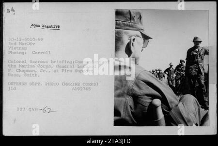 Le colonel Barrows briefe le général Leonard F. Chapman, Jr., commandant du corps des Marines, à la base d'appui-feu Smith au Vietnam. La photo a été prise par Carroll et fait partie de la collection d'images du ministère de la Défense documentant les activités militaires américaines pendant la guerre du Vietnam. Banque D'Images