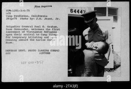 Légende : réfugiés vietnamiens arrivant au camp Tulega à Pendleton, Californie, le 29 avril 1975. Cette photo montre le brigadier-général Paul G. Graham, commandant de la base, accueillant le premier groupe de réfugiés à la base du corps des Marines pour un hébergement temporaire et un traitement. La visite comprenait également des personnalités telles que Claudia Cardinale, Nguyen CAO Ky, Rosemary Clooney et Betty Ford. (Photo : J.E. Stant Jr - Département de la défense. – Corps des Marines) Banque D'Images