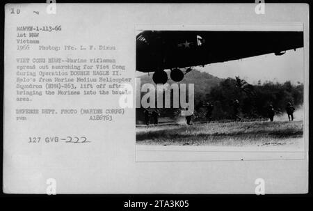 Les fusiliers marins effectuant l'opération DOUBLE EAGLE II recherchent Viet Cong au Vietnam en 1966. Les hélicoptères UH-34 du Marine Medium Helicopter Squadron (4)-263 décollent après avoir déployé les Marines dans la zone de bataille. Cette photographie est prise par le P. F. Dixon. (Image : DEPT DÉFENSE. PHOTO, MARINE CORPS, A186763) Banque D'Images