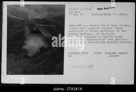 Le Marine UH-1E Huey Gunship du Marine Light Helicopter Squadron-167 engage des positions ennemies suspectes à 13 miles au sud-ouest de l'installation aérienne de Harble Mountain. Les frappes aériennes ont eu lieu le 17 mars 1971. L'hélicoptère participait à une mission de recherche et de destruction pendant la guerre du Vietnam. Le GySgt H.A. Mahan a pris la photo. Banque D'Images