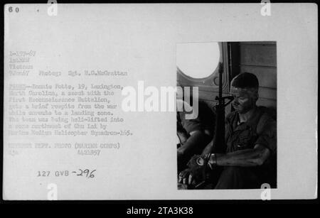 Un éclaireur du premier bataillon de reconnaissance, Ronnie Potts, 19 ans, de Lexington, Caroline du Nord, prend une pause momentanée de la guerre tout en étant transporté vers une zone d'atterrissage par Harino Medium Helicopter Squadron-1. La photographie a été prise le 7 juin 1967 au Vietnam par le sergent H.G. McGrattan, photographe officiel du corps des Marines. Banque D'Images