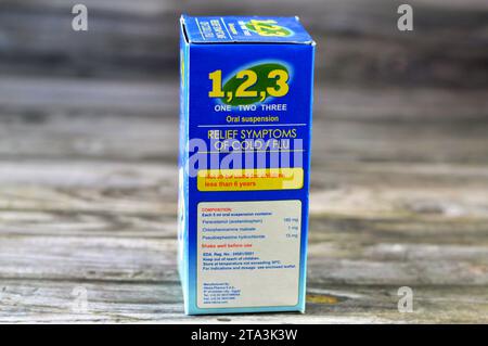 Le Caire, Egypte, novembre 20 2023 : One Two Three 123 suspension orale de grippe froide pour les enfants pour soulager les symptômes, paracétamol (acétaminophène) 160mg, PSE Banque D'Images