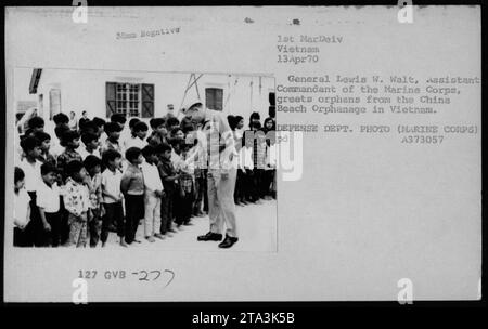 Le général Lewis W. Walt, commandant adjoint du corps des Marines, accueille les orphelins de l'orphelinat de China Beach au Vietnam le 13 avril 1970. Cette photographie capture un moment de la visite du général Walt à l'orphelinat. Banque D'Images