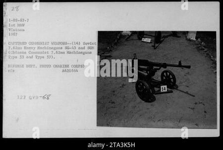 Cette photographie montre une collection d'armes capturées pendant la guerre du Vietnam en 1967. Les armes comprennent 14 machineguns lourds soviétiques de 7,62 mm (SG-43 et SGM) et des machineguns communistes chinois de 7,62 mm (Type 53 et Type 57). Cette image a été prise par le ministère de la Défense et fait partie des archives du corps des Marines. Banque D'Images