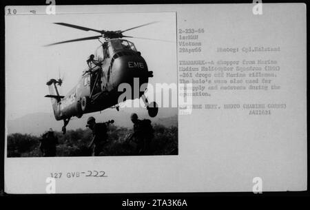 Un hélicoptère UH-34 du Marina Mladium Helicopter Squadron (MM) -261 est vu déposer des fusiliers de Marina lors d'une opération le 29 avril 1966 au Vietnam. Les hélicoptères sont souvent utilisés à des fins de ravitaillement et de transport pendant les activités militaires. Photographie prise par OPL. Halstead. Banque D'Images