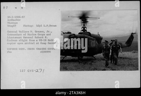 Les généraux Wallace M. Greene, Jr. Et Robert E. Cushman du corps des Marines arrivant au camp Carroll au Vietnam. La photographie a été prise le 9 août 1967, pendant la guerre du Vietnam. Le général Greene était le commandant du corps des Marines, et le lieutenant-général Cushman était également une figure importante de l'armée. Banque D'Images