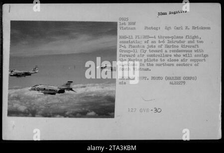 Trois avions militaires, dont un A-6 Intruder et deux F-4 Phantom du Marine Aircraft Group 11, volent dans une formation à trois avions. Ils se dirigent vers un rendez-vous avec les contrôleurs aériens avancés qui leur assigneront des missions de soutien aérien rapproché dans les secteurs nord du Sud Vietnam. Banque D'Images