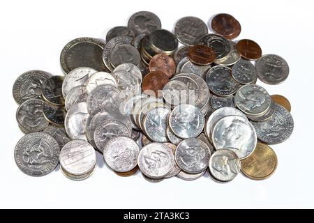 Pile de pièces américaines de différentes époques et valeurs, 1 cents, dix cents, quarts, demi-dollars, et dollars, vintage rétro vieux États-Unis d'Amérique Banque D'Images